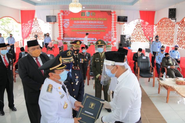 437 Napi Terima Remisi Umum HUT ke-75 RI, Bupati H. Sukiman Berupaya Bangun Ruang Lapas Kelas II B Pasir Pengaraian yang Saat ini Over Kapasitas