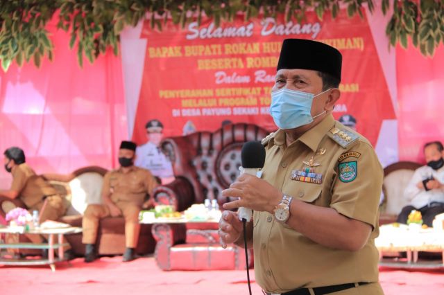 Melalui Program “Jemput Bola”, Bupati H. Sukiman Serahkan Dokumen Adminduk dan 533 Sertifikat Tora di 2 Desa di Tambusai Utara
