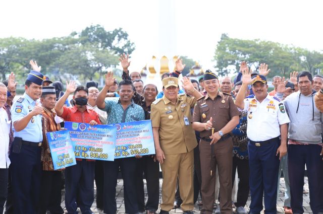 Pemda Rohul Salurkan Ratusan Bansos Pada PHI ke 94