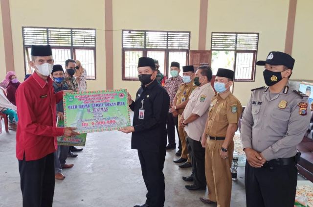 Bupati Rohul Diwakili Sekda Rohul Serahkan Bantuan Tunai Bagi Masyarakat Terkena Musibah Angin Puting Beliung