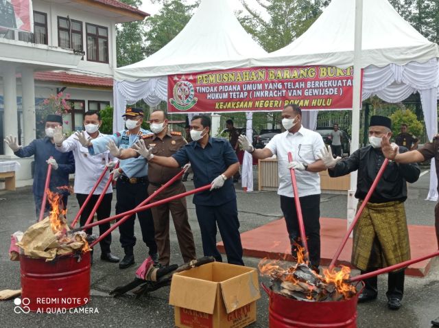 Kejari Rohul Musnahkan BB, Wabup H.Indra Gunawan Dukung APH Dan Ajak Masyarakat Berantas Narkoba