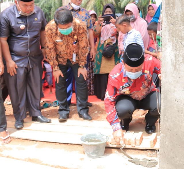 Sukiman Lakukan Peletakan Batu Pertama Pembangunan Masjid Darussalam Desa Rambah Tengah Hilir
