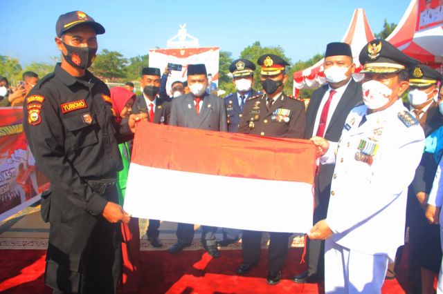 Sempena HUT Ke 77 RI, Bupati Rokan Hulu Bagikan 10 Ribu Bendera Merah Putih
