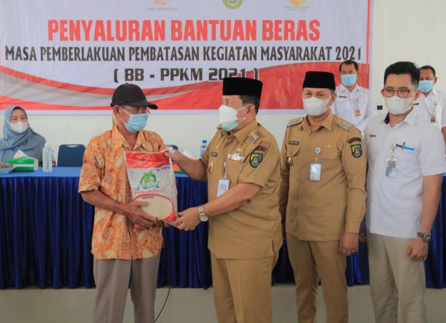 Bupati H. Sukiman Resmi Launching Penyaluran Perdana Bantuan Beras PPKM di Desa Pasir Baru