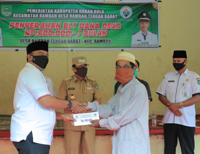 Penyaluran Bantuan BLT DD Desa RTH Tahap Dua, Sukiman Saksikan Dan Awasi Penyaluran Sampai Ke Tangan Masyarakat
