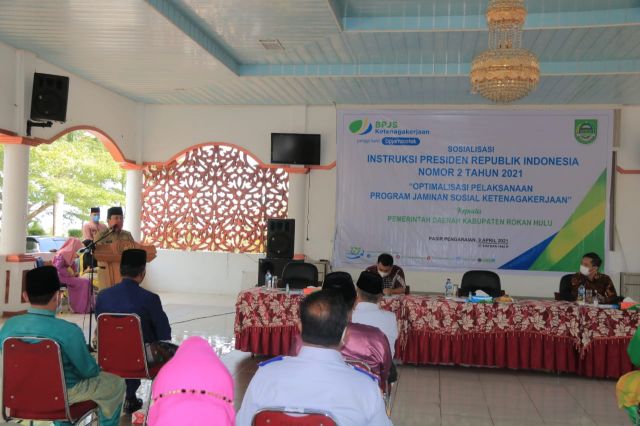 Buka Sosialisasi BPJS Tenaga Kerja. Bupati wajibkan seluruh OPD ikut BPJS, untuk menunjang  keamanan dan kenyamanan kerja