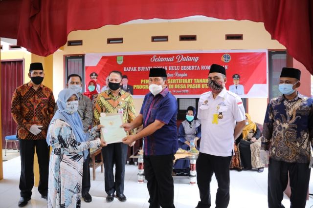 Bupati Sukiman Serahkan Sertifikat Tanah Melalui Program Tora Secara Simbolis Kepada Warga  Desa Pasir Utama