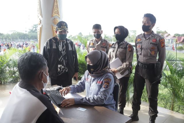 Bupati H. Sukiman apelkan dan cek langsung vaksinasi PNS dan honorer Rohul