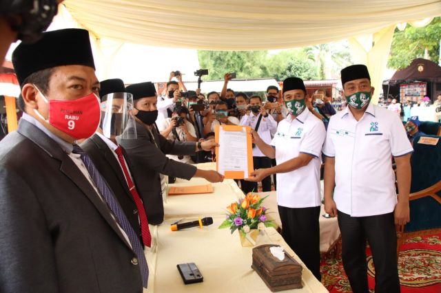 Pendaftaran Paslon Hafits Dan Erizal Ke KPU Turut Di Arak Ratusan Relawan dan Emak - Emak