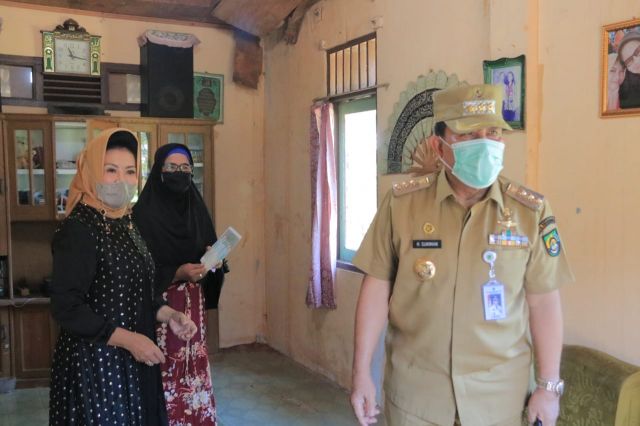 Bupati Sukiman dan Ketua TP PKK Salurkan Bantuan ke Warga Pasir Baru, Gemisah : Beliau Pemimpin yang Baik Sama Rakyat Kecil