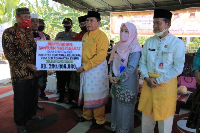 Kunker Bupati Ke Desa Giti, Sukiman Serahkan Bantuan Bagi Kelompok Tani Maju Desa Giti 200 JT Program Family Farming