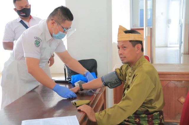 Aksi Sosial Sempena HUT Rohul Ke-XXI, Pjs Bupati Ikut Donor Darah dan Bagi-Bagi Masker