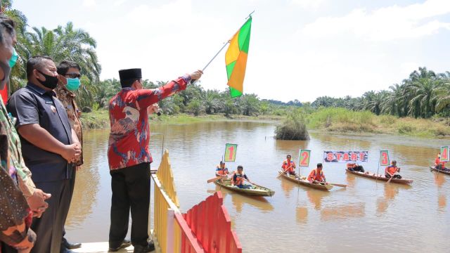 Hari Jadi Desa Rambah Tengah Hilir, Sukiman Lepas Secara Langsung Perlombaan Pacu Sampan
