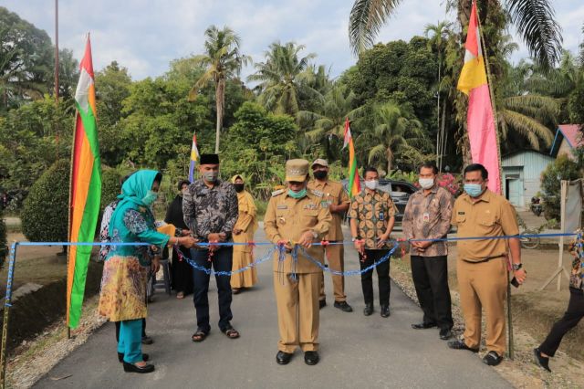 Bupati H. Sukiman Resmikan Pemakaian Jalan Aspal di Desa Bangun Jaya, Bukti Komitmen Pemkab Rohul Bangun Infrastruktur di Pedesaan