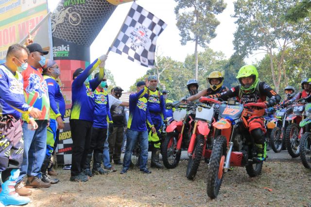 Lepas Event JRR 8 Secara Resmi, Bupati Sukiman Semoga Event ini Bisa Dimanfaatkan Para UKM