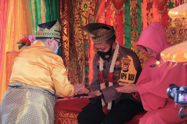 Tradisi Pedang Pora dan Tepung Tawar Sambut Kapolres Rohul Baru, Bupati H. Sukiman berharap Sinergitas Terus Ditingkatkan