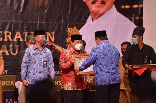 ANUGERAH INFORMASI KI RIAU AWARDS 2021 BUPATI ROHUL H.SUKIMAN TERIMA PENGHARGAAN KATEGORI KAB/KOTA DENGAN PERINGKAT MENUJU INFORMATIF
