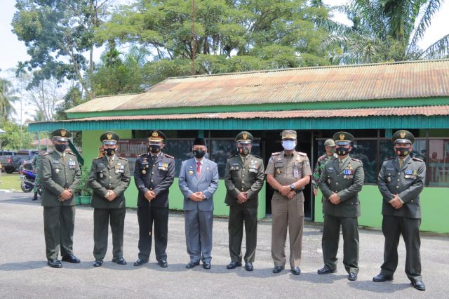Bersinergi Jalin Keharmonisan, Pjs Bupati Rohul dan Kapolres Kunjungi Makoramil 02/Rambah Rayakan HUT TNI ke-75