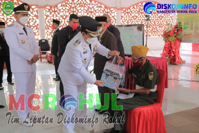 Momen HUT RI Ke-76, Bupati H. Sukiman Berikan Tali Asih Kepada Veteran Kemerdekaan