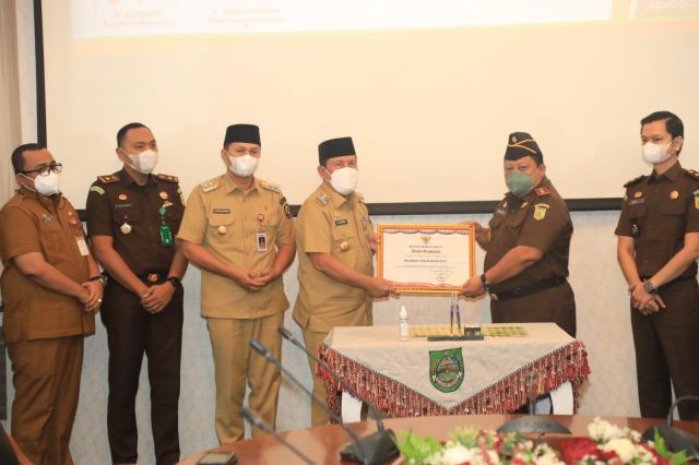Tingkatkan Kerja Sama Dibidang Perdata dan TUN, Bupati H. Sukiman dan Kajari Rohul Teken MoU