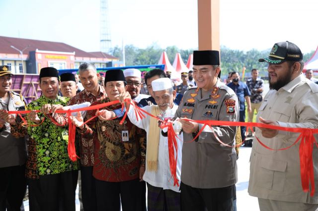 Didampingi Bupati Sukiman, Kapolda Riau Resmikan Mesjid Al-Wahid Polres Rohul