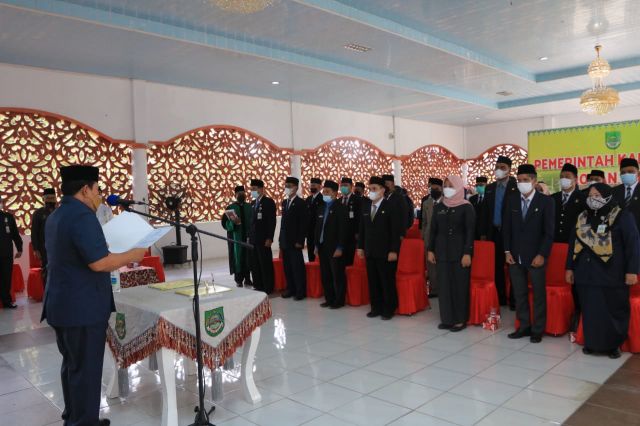 Lantik 35 Pejabat Fungsional, Bupati H. Sukiman Minta PNS Bekerja Inovatif dan Kreatif dalam Pelayanan Masyarakat
