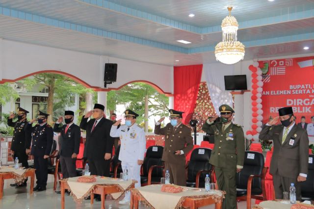 Upacara Penurunan Bendera HUT RI ke 75, Diikuti Bupati Sukiman Secara Virtual Di Pendopo Rumah Dinas Bupati