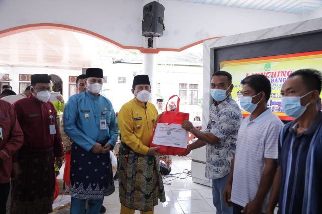 Salurkan untuk 3.190 KPM, Bupati Rohul H. Sukiman Serahkan Bantuan Sembako Dampak Inflasi