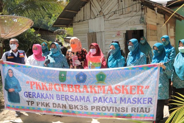 Bagikan Masker Dan Sembako Warga Terdampak Covid-19, Ketua Tp PKK Prov.Riau  Semoga Bermanfaat Dan Selalu Gunakan Masker