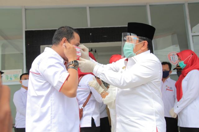 HUT PMI ke 75, Bupati Sukiman Bersama Ketua PMI Rohul Lakukan Giat Pembagian Masker Bagi Pengguna Jalan