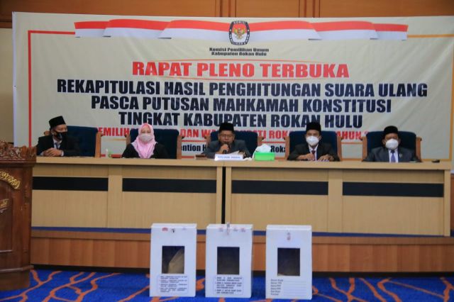 KPU Pleno Rekapitulasi Hasil PSU Pilkada 2020 Rohul, Pasangan H.  Sukiman-H.  Indragunawan Unggul