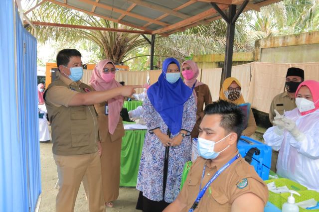 Lakukan Peninjauan Vaksinasi Ke Puskesmas Rambah Samo, Kehadiran Sekda Berikan Semangat Bagi Nakes Yang Di Vaksin