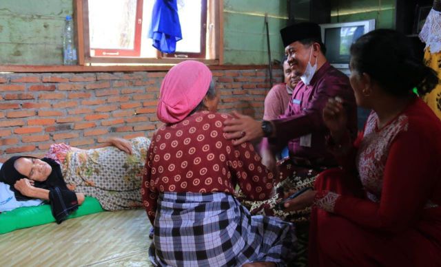 Hari Pertama Jabat Plh Bupati Rohul, H.Abdul Haris Kunjungi Nenek Terkena Tumor, Warga Kelurahan Pasir Pengaraian