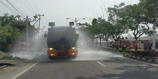 Putus Mata Rantai Penyebaran Covid-19, Polres Rohul Semprot Seluruh Jalan Protokol dengan Disinfektan