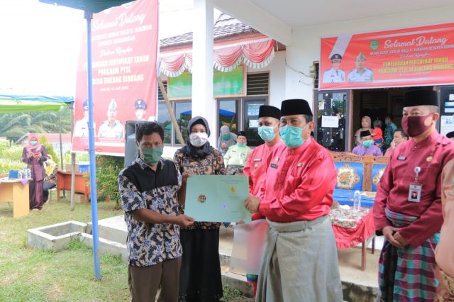 Serahkan Sertifikat Tanah Secara Simbolis,Sukiman:Sertifikat Merupakan Warisan Bagi Masyarakat