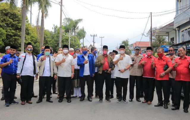 Paslon H.Sukiman Dan Indra Gunawan Mendaftar Ke KPU Di Hari Pertama, Di Arak Dengan Ratusan Masa Dan Rombongan Abang Becak