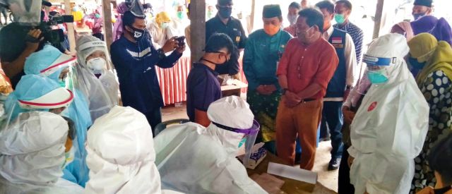 Pemprov dan Pemkab Lakukan Tracing Penyebaran Covid-19, Pedagang di Pasar Baru Ujung Batu - Rohul di Swab Massal