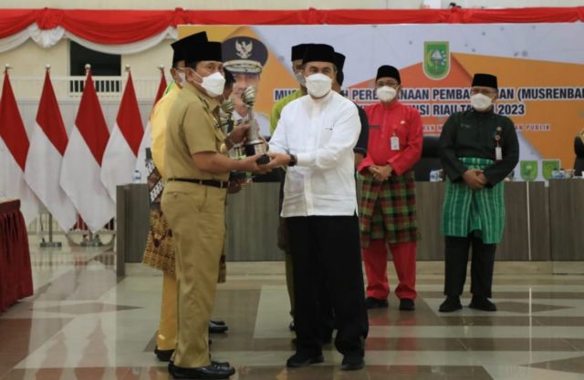 Dinilai Inovatif dalam Penyusunan Perencanaan, Pemkab Rohul Raih Penghargaan Terbaik III Pembangunan Daerah se Provinsi Riau
