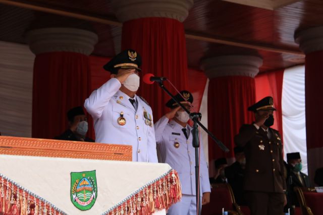 Upacara Penurunan Bendera Merah Putih HUT RI ke-76, Usai Upacara Bupati Sukiman Serahkan Bantuan Dari Presiden RI Berupa Alkes Menangani Covid-19