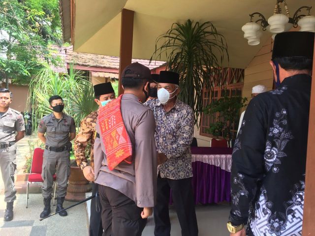 Silaturrahmi dengan Ikatan Suku Mandailing Rohul, Abdul Haris Pasangkan Ulos untuk Kapolres