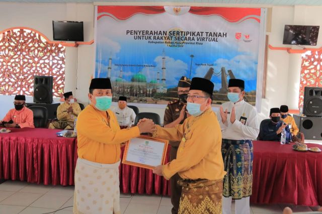 Ikuti Penyerahan Sertifikat Tanah Secara Virtual Dari Kementerian ATR, Bupati Serahkan Langsung Sertifikat Kepada Warga