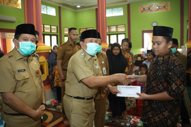 Bupati Serahkan Dana Santunan Bagi 42 Anak Yatim Di Kenegerian Rokan IV Koto