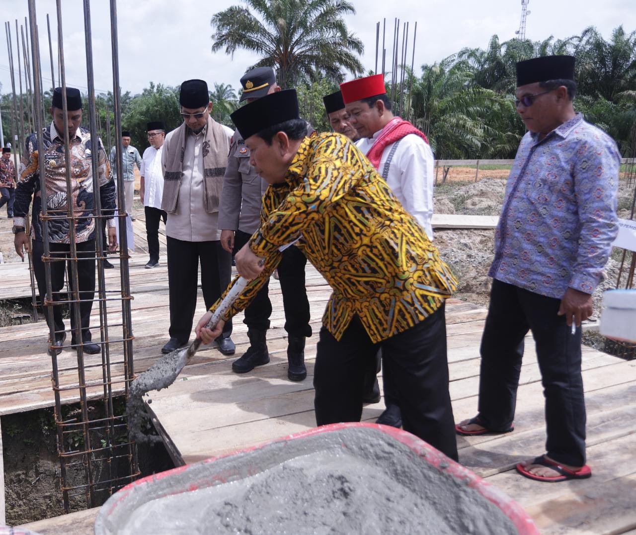 Bantu 50 Juta, Bupati H. Sukiman Letakan Batu Pertama Pembangunan Masjid Al-Muqorrobin Kepenuhan Hulu