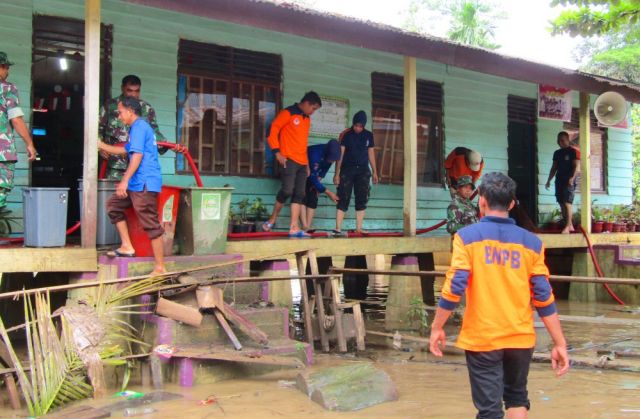 Pasca Banjir, Pemkab Rohul Bersama TNI POLRI Bersihkan Sekolah