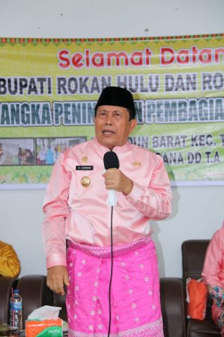 Tinjau Pembagian BLT-DD di Desa Tapung Jaya, Bupati H. Sukiman Sampaikan Pesan Cegah Karhutla dan Sukseskan Pilkada 2020