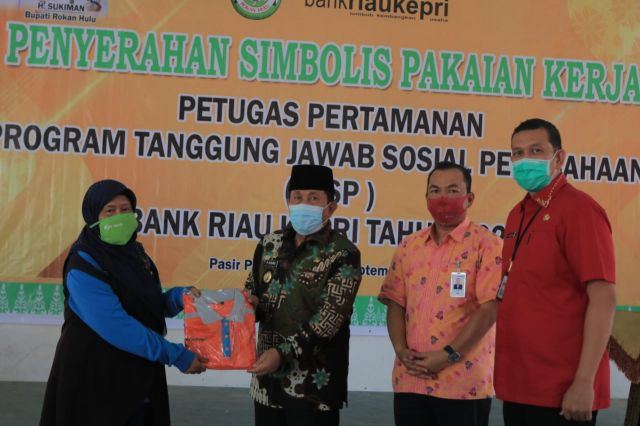 Bupati Sukiman Serahkan Secara Simbolis Pakaian Bagi BHL Dari Dana CSR PT. Bank Riau Kepri