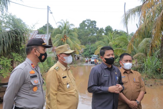 Tinjau Korban Banjir Di RTH, Plh Bupati Himbau Warga Tetap Waspada Dan Berhati-hati