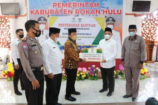 Bupati Rohul H.Sukiman Serahkan Bantuan Baznas Provinsi Riau Kepada Baznas Rokan Hulu