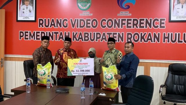 Dalam Rangka HUT Riau Dan HUT RI, BAZNas Bersama Pemda Rohul Salurkan Bantuan Kepada Asnaf Sebanyak 250 KK Se Rohul