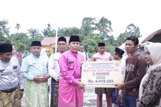 Bupati Rohul H. Sukiman Serahkan Bantuan untuk Warga Rambah Hilir Korban Bencana Angin Puting Beliung